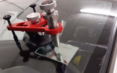 Miért fontos a szélvédő gyors javítása? – Kőfelverődés javítás Miskolcon a VB Autóüvegnél